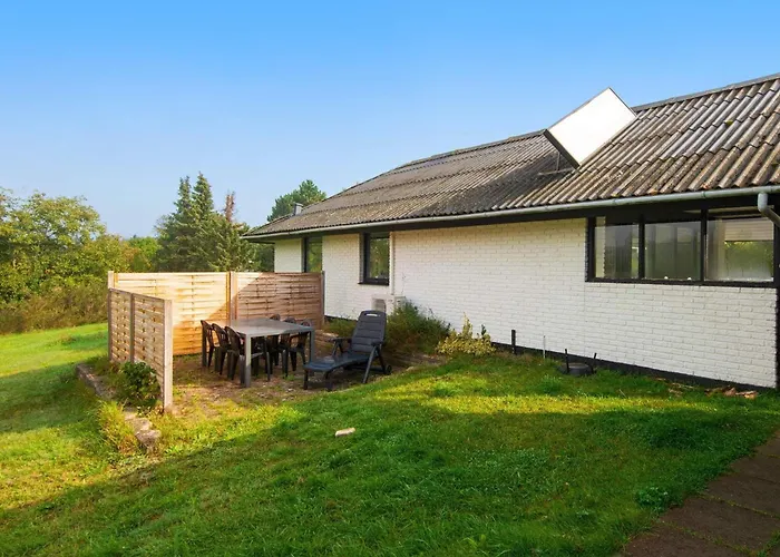 7 Person In Knebel-by Traum